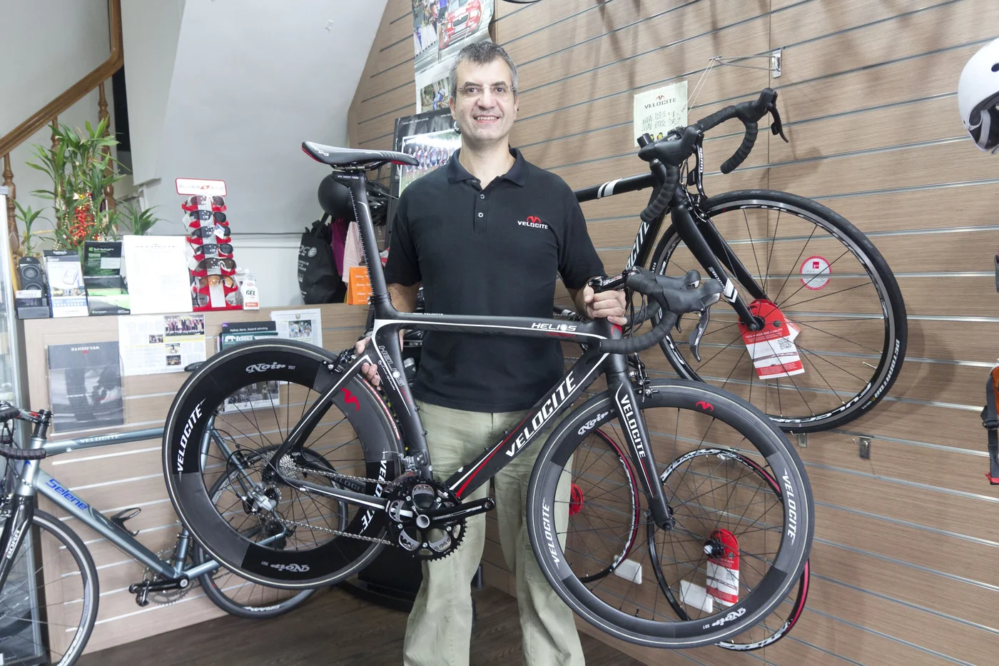 Victor Major, founder, holding a Helios Aero in the Velocite shop